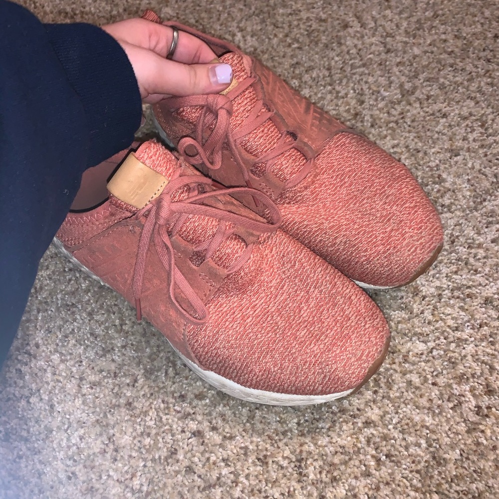 New balance tennis shoes